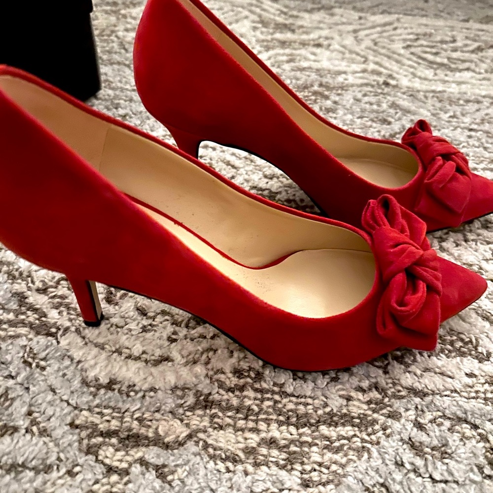 Suede Nine West heels with bow